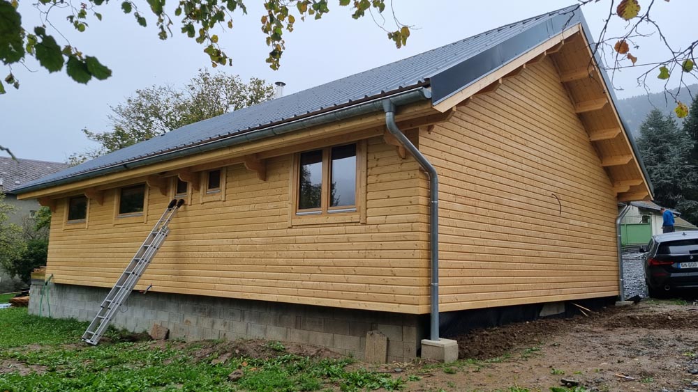 Bardage extérieur en pin massif d'un chalet en bois