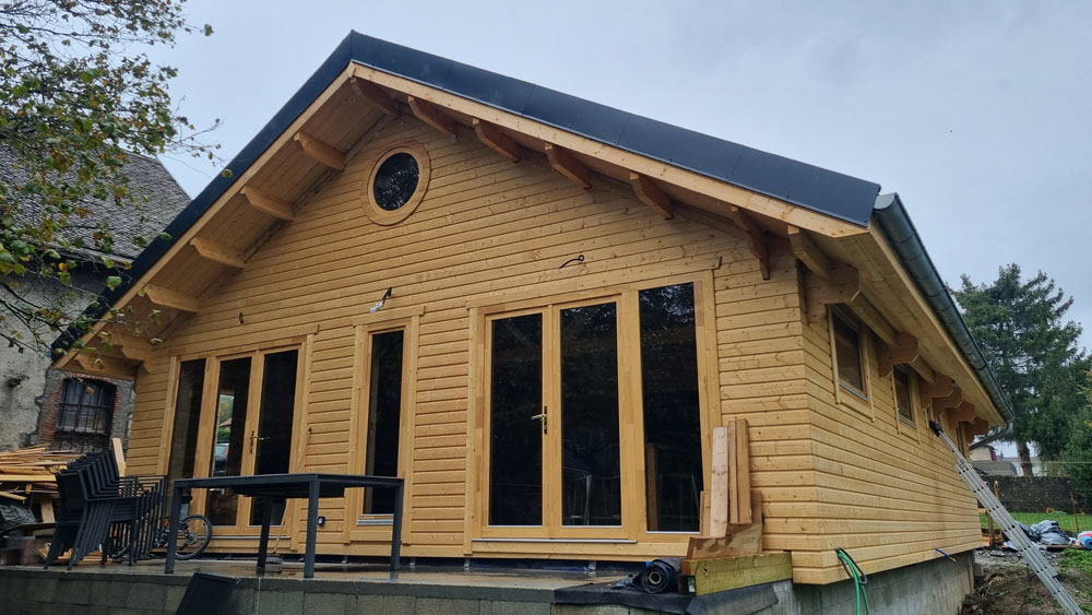 Chalet en bois habitable 100m2 avec bardage et toiture bac acier