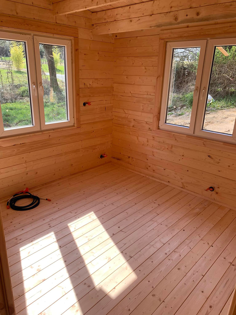 intérieur et menuiseries RE2020 chalet en bois habitable