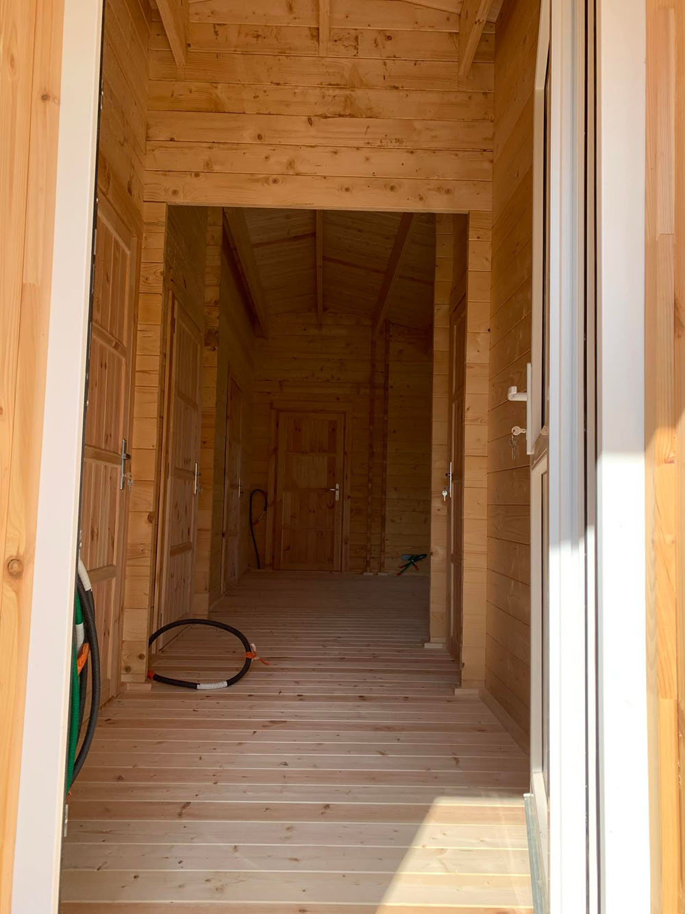 Vue intérieur d'un chalet en bois habitable de 100m2