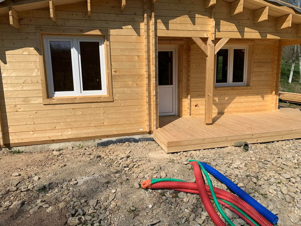 chantier construction chalet en bois madrier