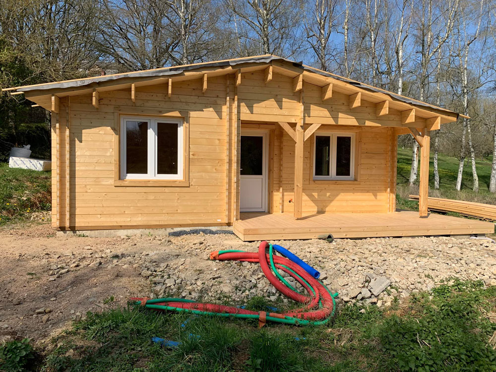 chalet en bois en madriers en construction