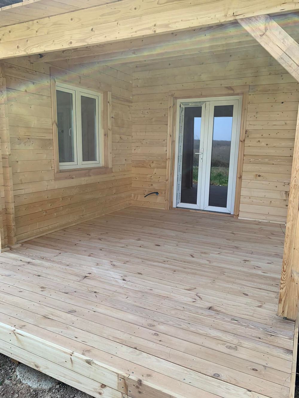 Menuiseries RE2020 PVC sur chalet en bois habitable 