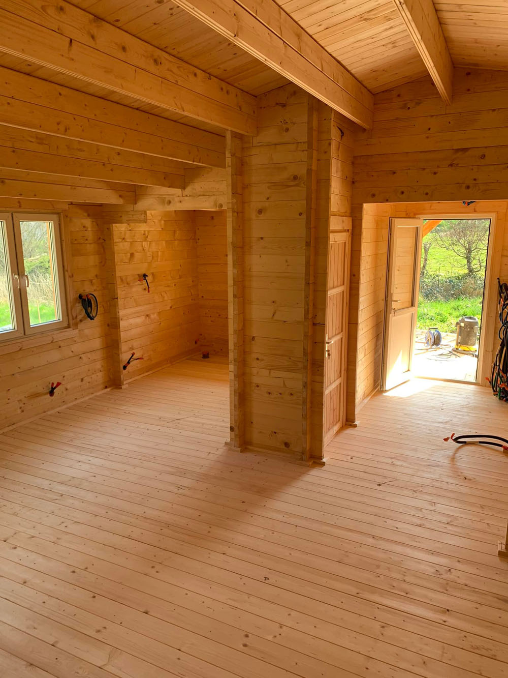 vue intérieure chalet en bois isolé