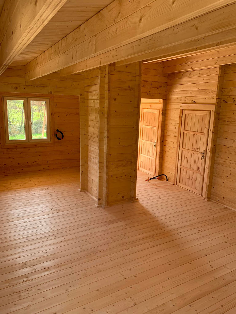 Intérieur salon chalet en bois en madrier