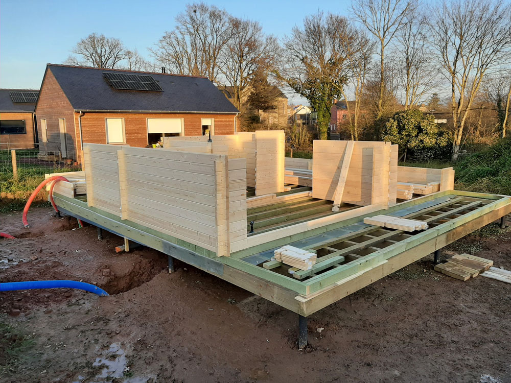 Structure plancher isolé sur pieux vissés pour chalet en bois habitable