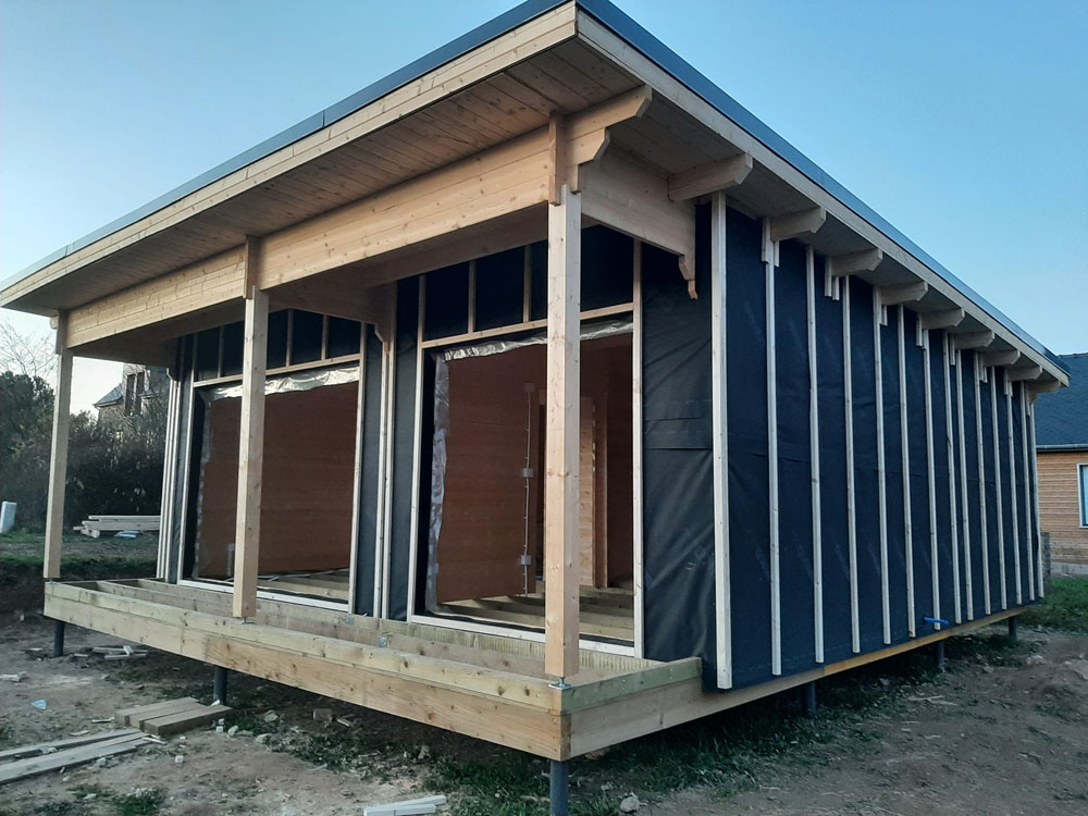 Isolation des murs par l'extérieur d'un chalet en bois habitable