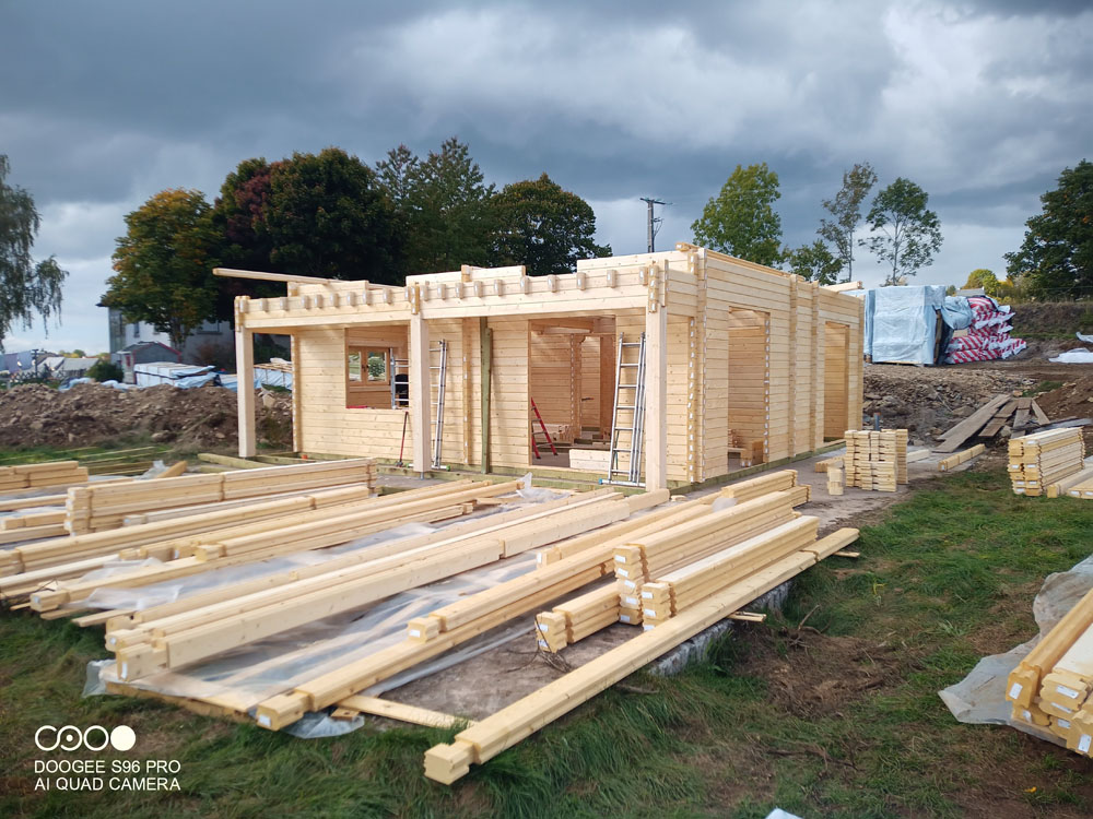 Mise en place de la structure madrier d'un chalet en bois habitable de 120m2