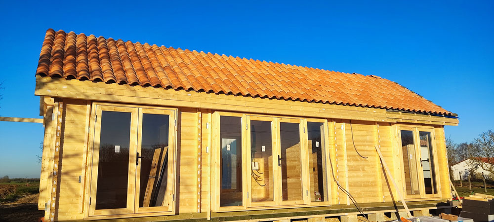 Chalet en bois habitable de 60m2 avec toiture en tuiles