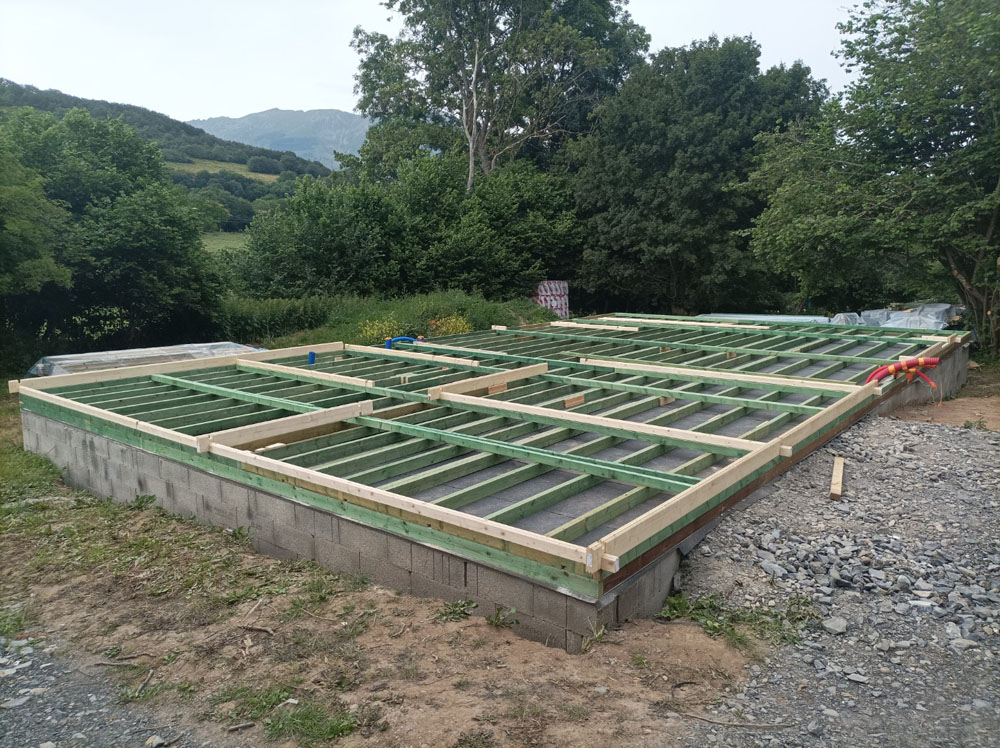 Structure plancher isolé sur dalle béton pour chalet en bois habitable