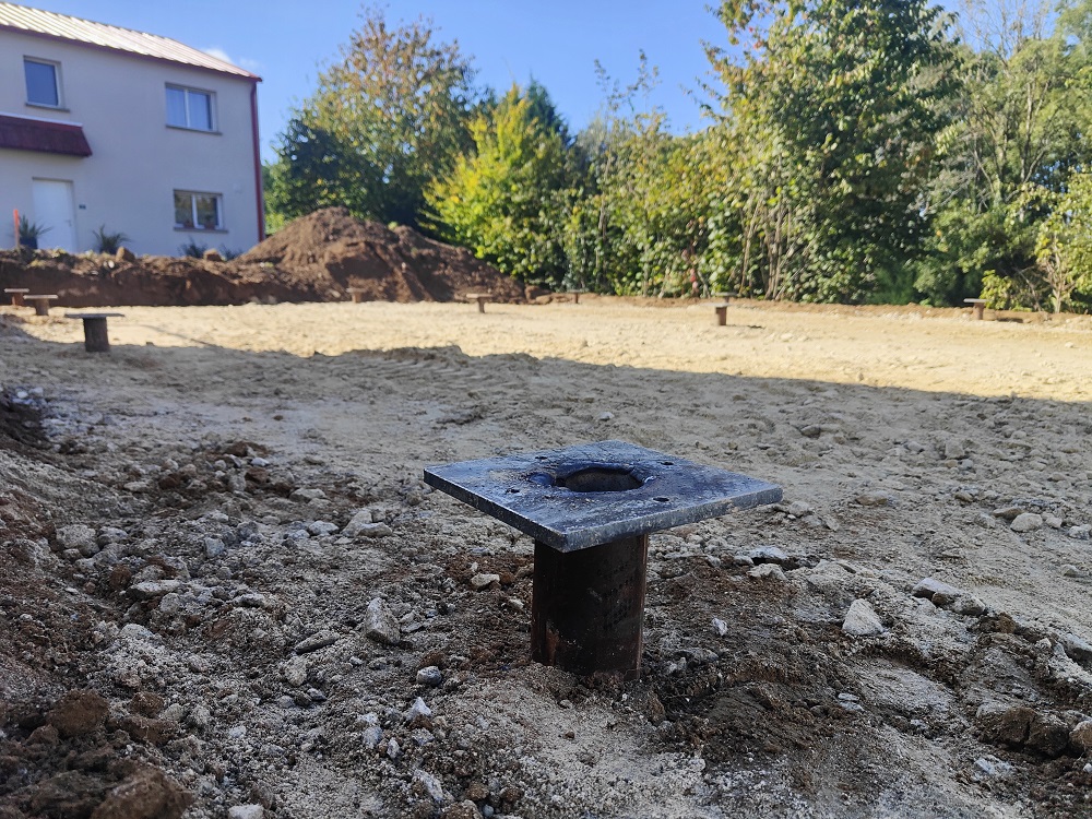 Fondation pieux vissés et dalle bois pour chalet en bois